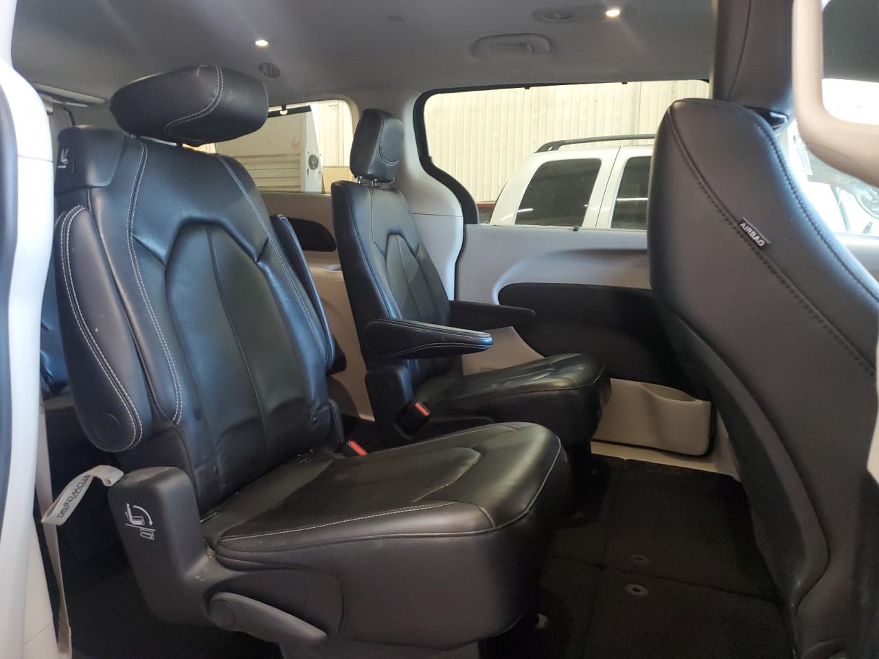 2022 Chrysler Pacifica - Image 11