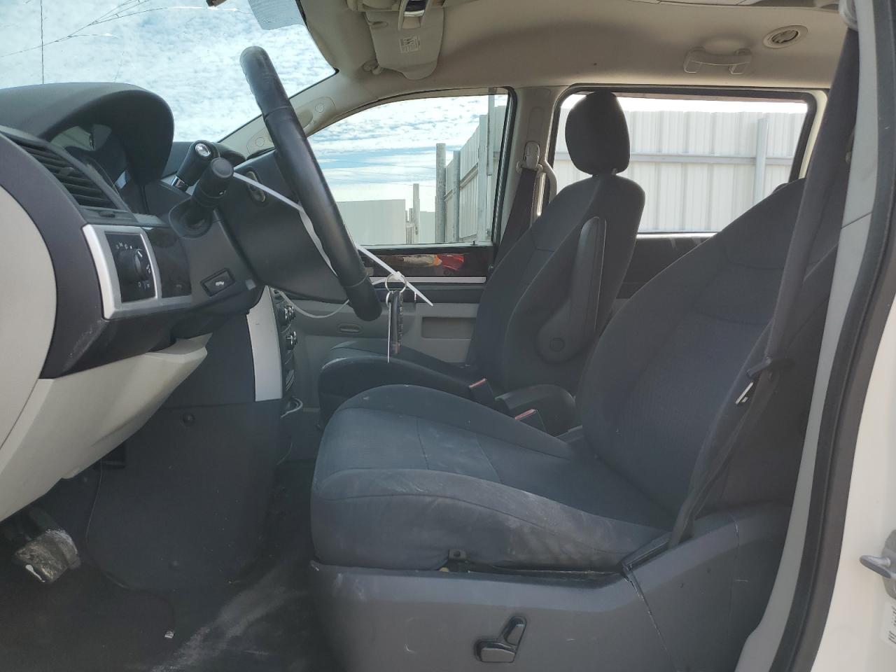 2010 Dodge Caravan - Image 7