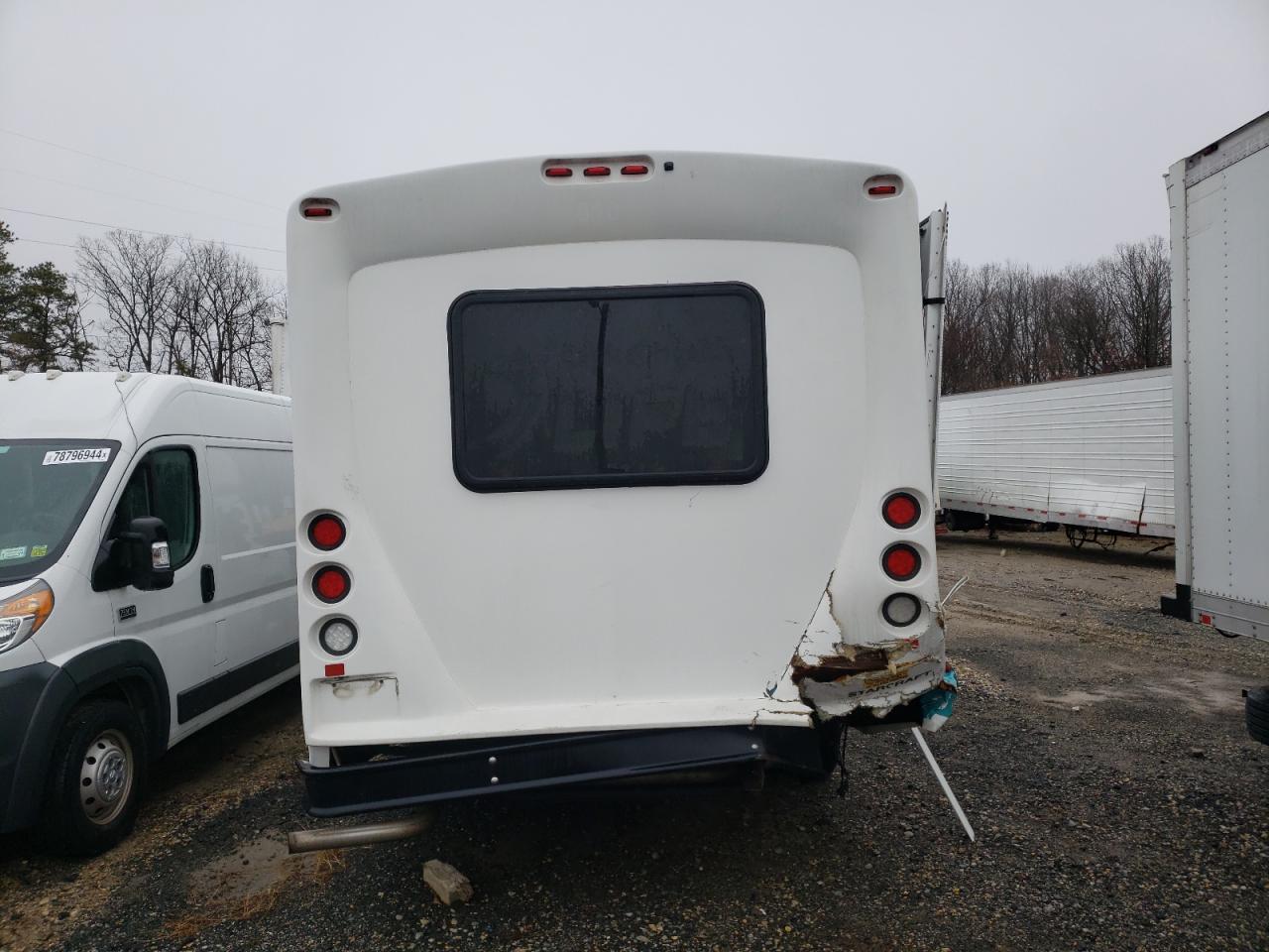 2018 Ford Econoline E350 Super Duty Cutaway Van VIN: 1FDEE3F61JDC32388 Lot: 70412754