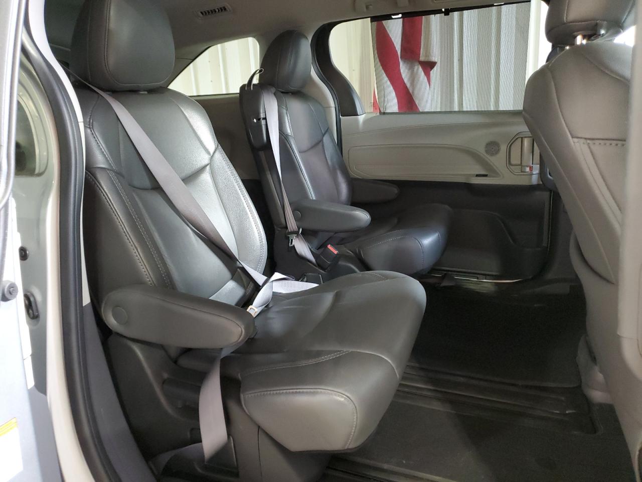 2022 Toyota Sienna - Image 11