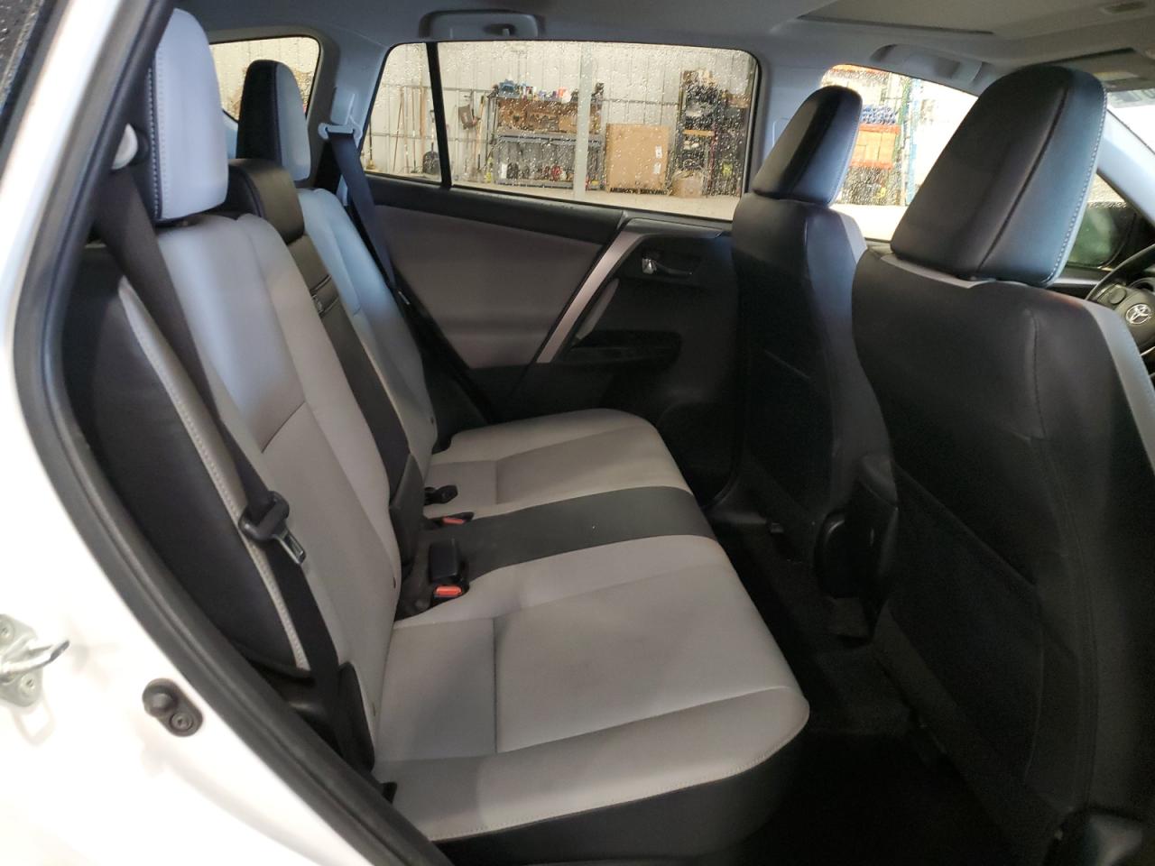 2018 Toyota RAV 4 - Image 12