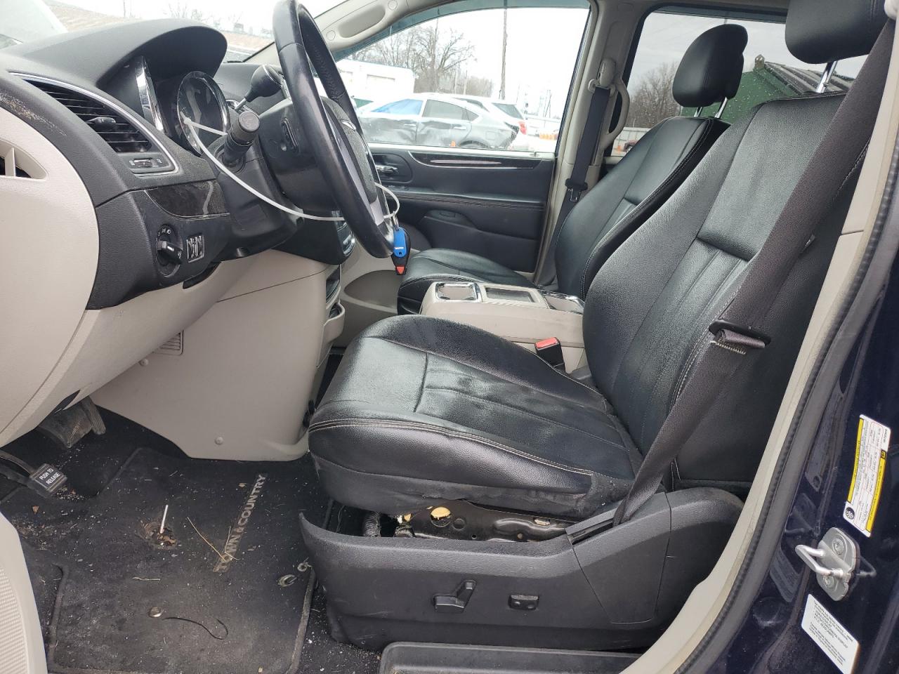 2013 Chrysler Town & Country - Image 7