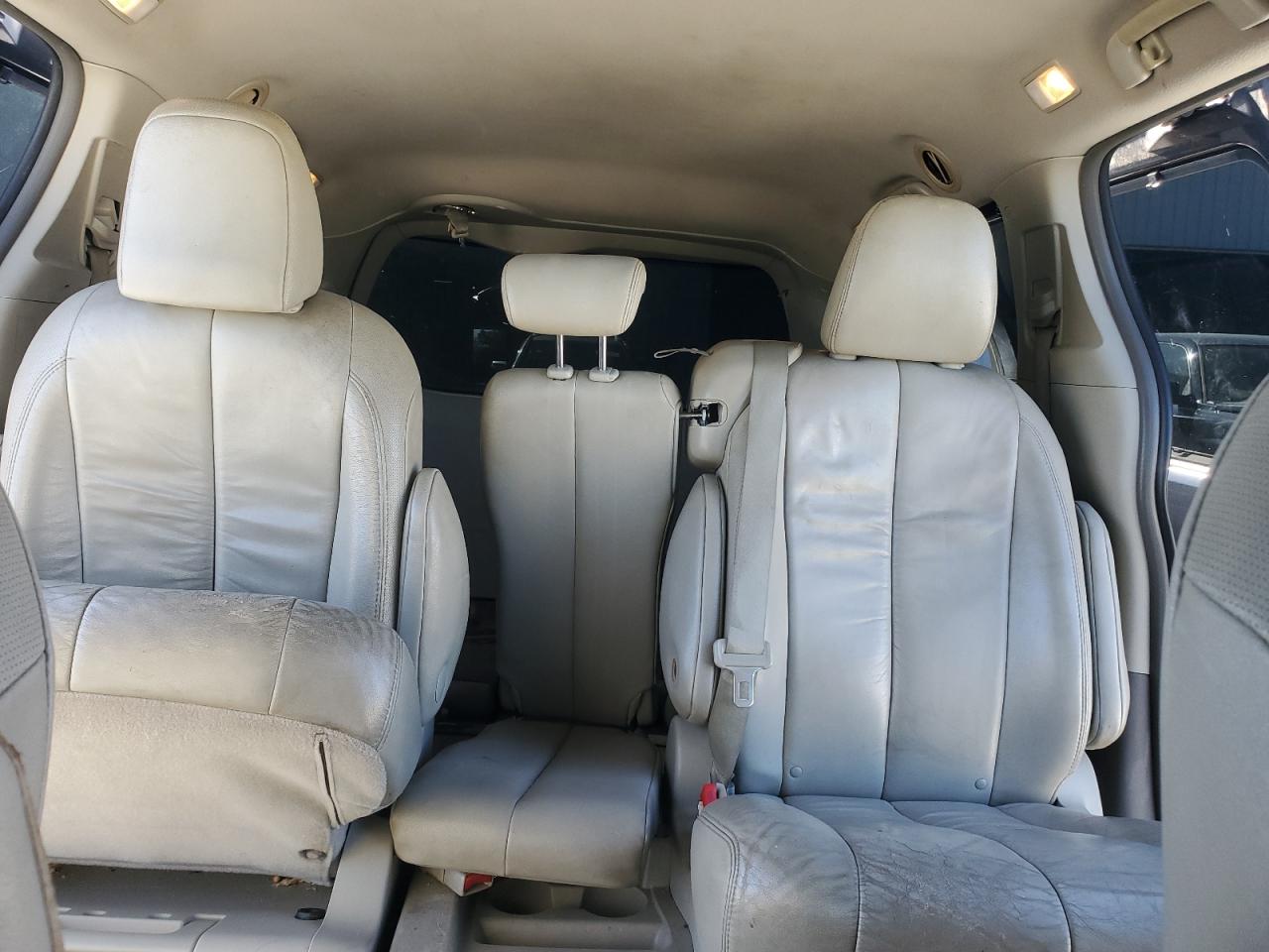 2012 Toyota Sienna - Image 10