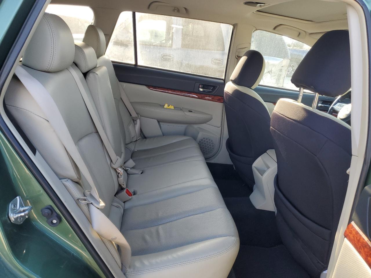 2010 Subaru Outback - Image 11