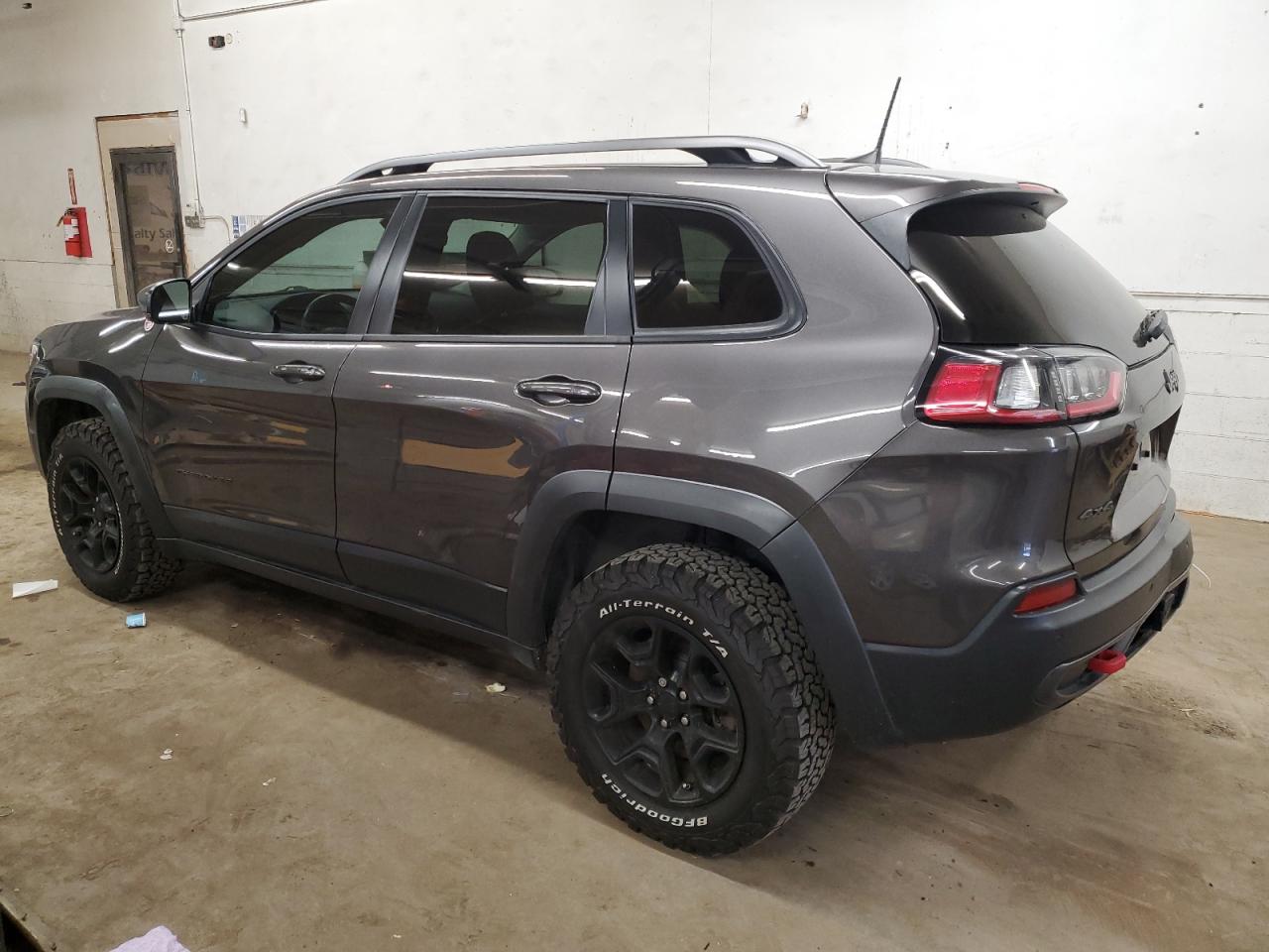 VIN 1C4PJMBX1KD142088 2019 JEEP CHEROKEE no.2