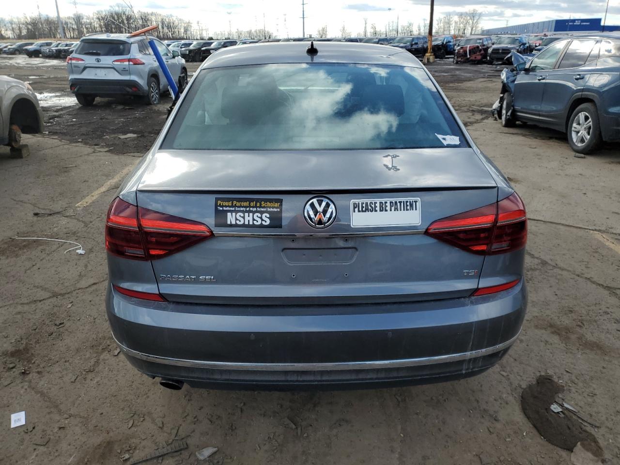 2017 Volkswagen Passat - Image 6