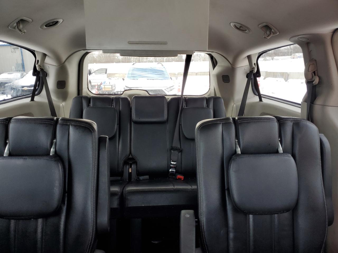 2015 Chrysler Town & Country - Image 10