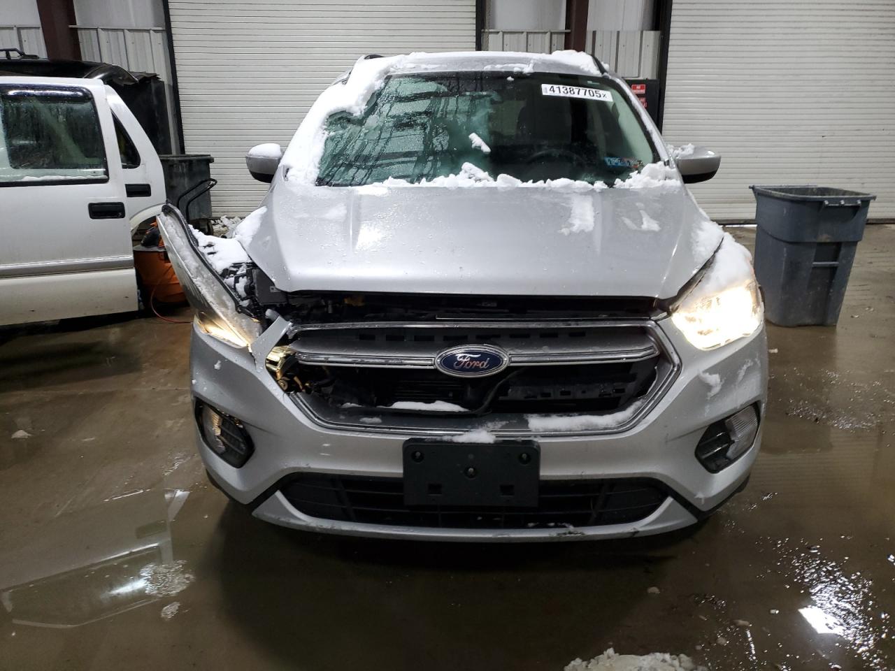 VIN 1FMCU9GD2HUB55938 2017 FORD ESCAPE no.5