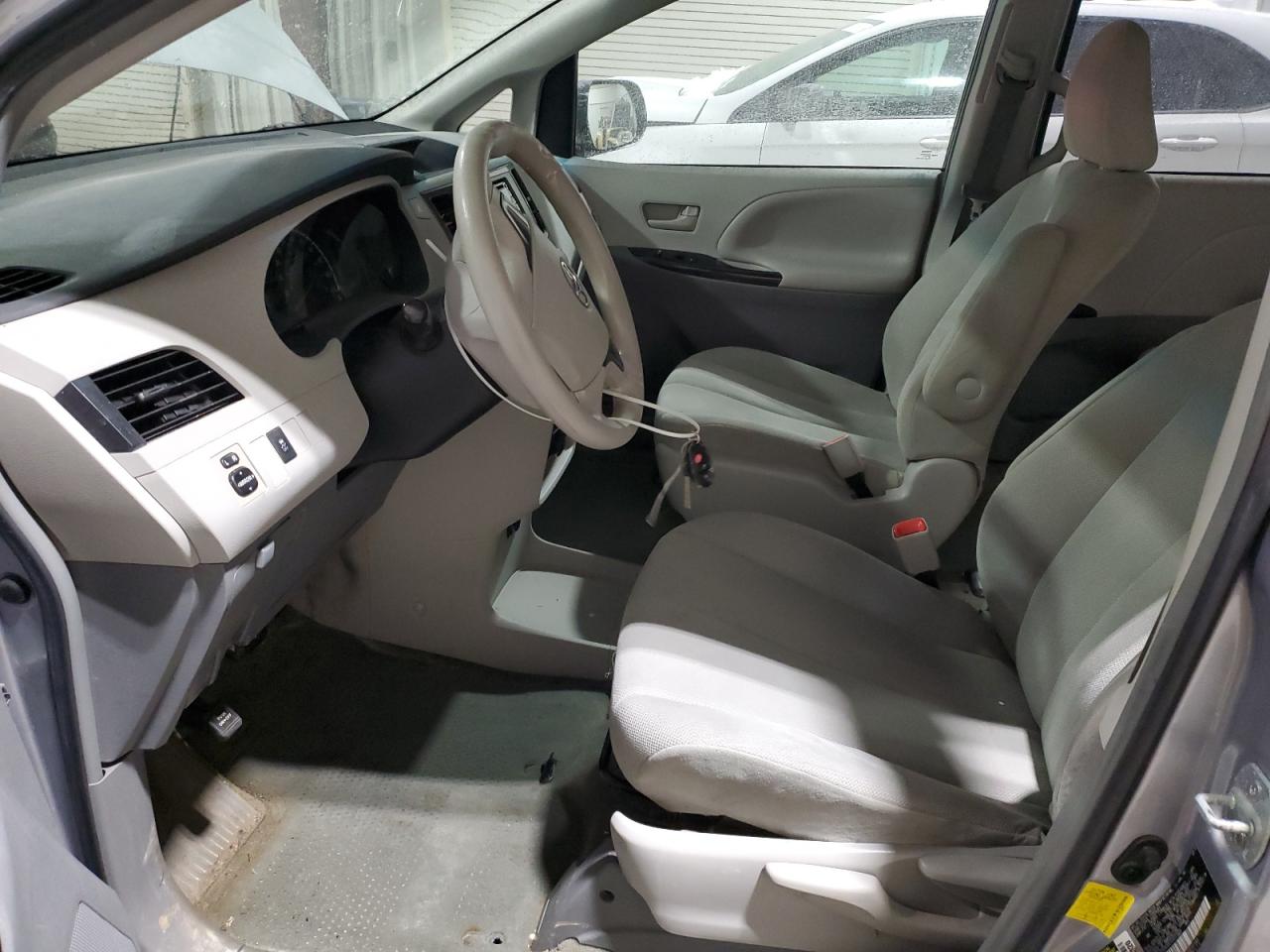 2012 Toyota Sienna - Image 7