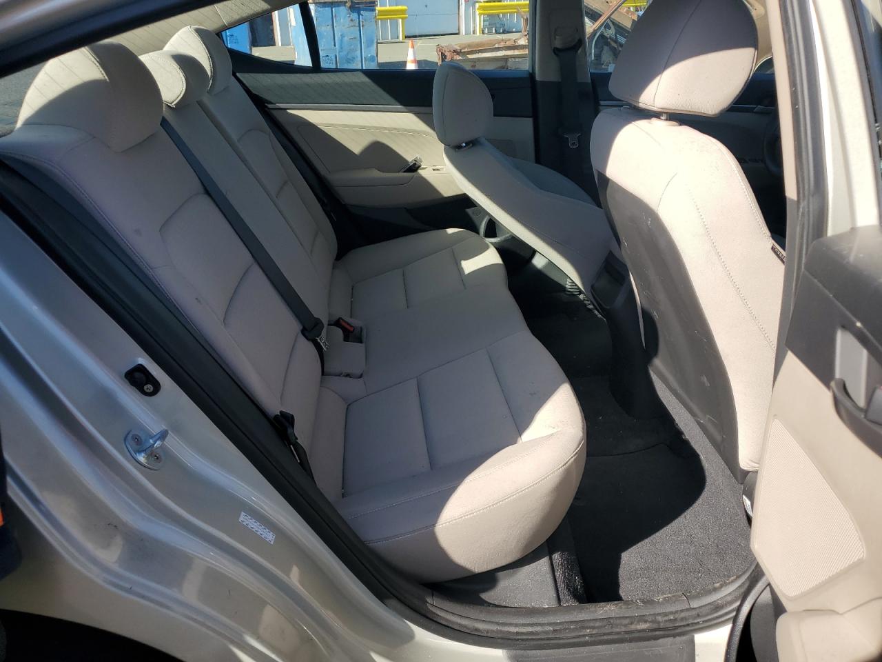 2017 Hyundai Elantra - Image 10
