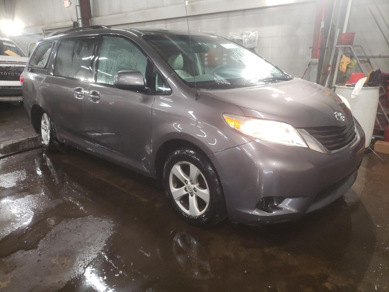 2012 Toyota Sienna - Image 4