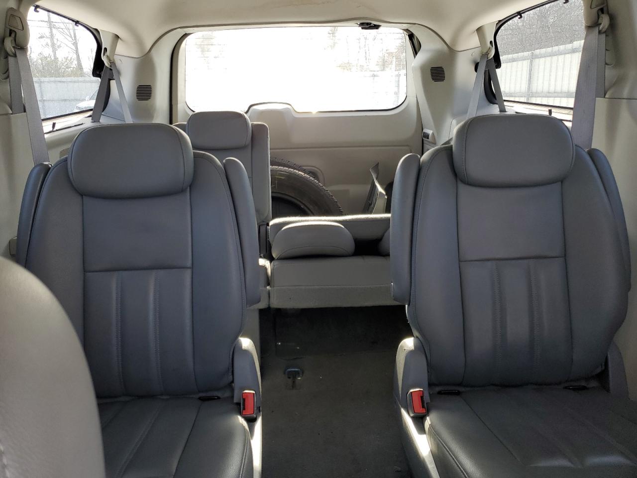 2010 Dodge Caravan - Image 10