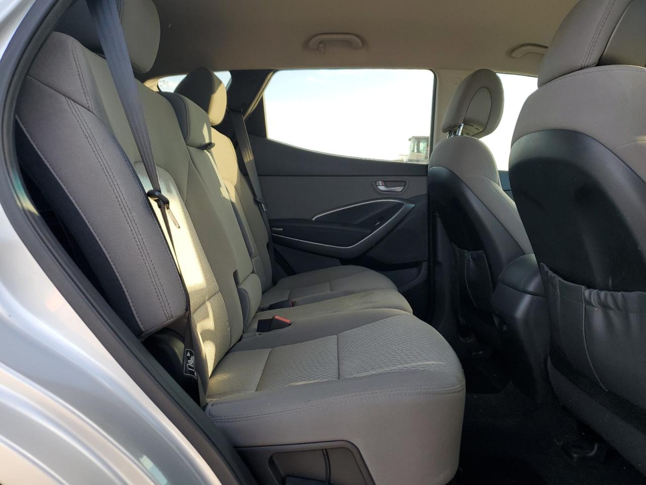 2016 Hyundai Santa Fe - Image 11