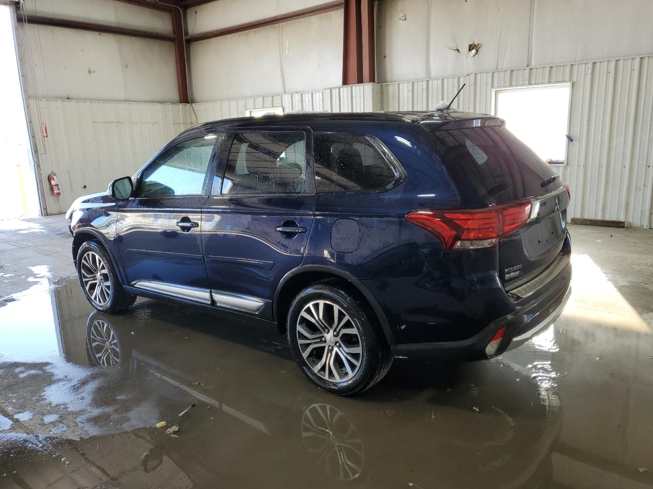 2016 Mitsubishi Outlander - Image 2