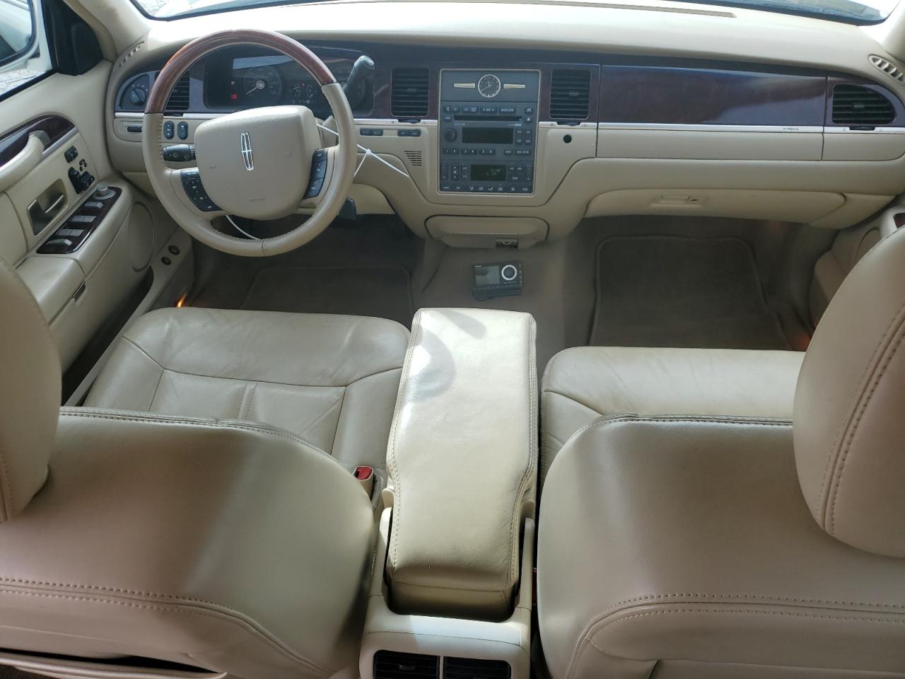 2009 Lincoln Town Car - Image 8