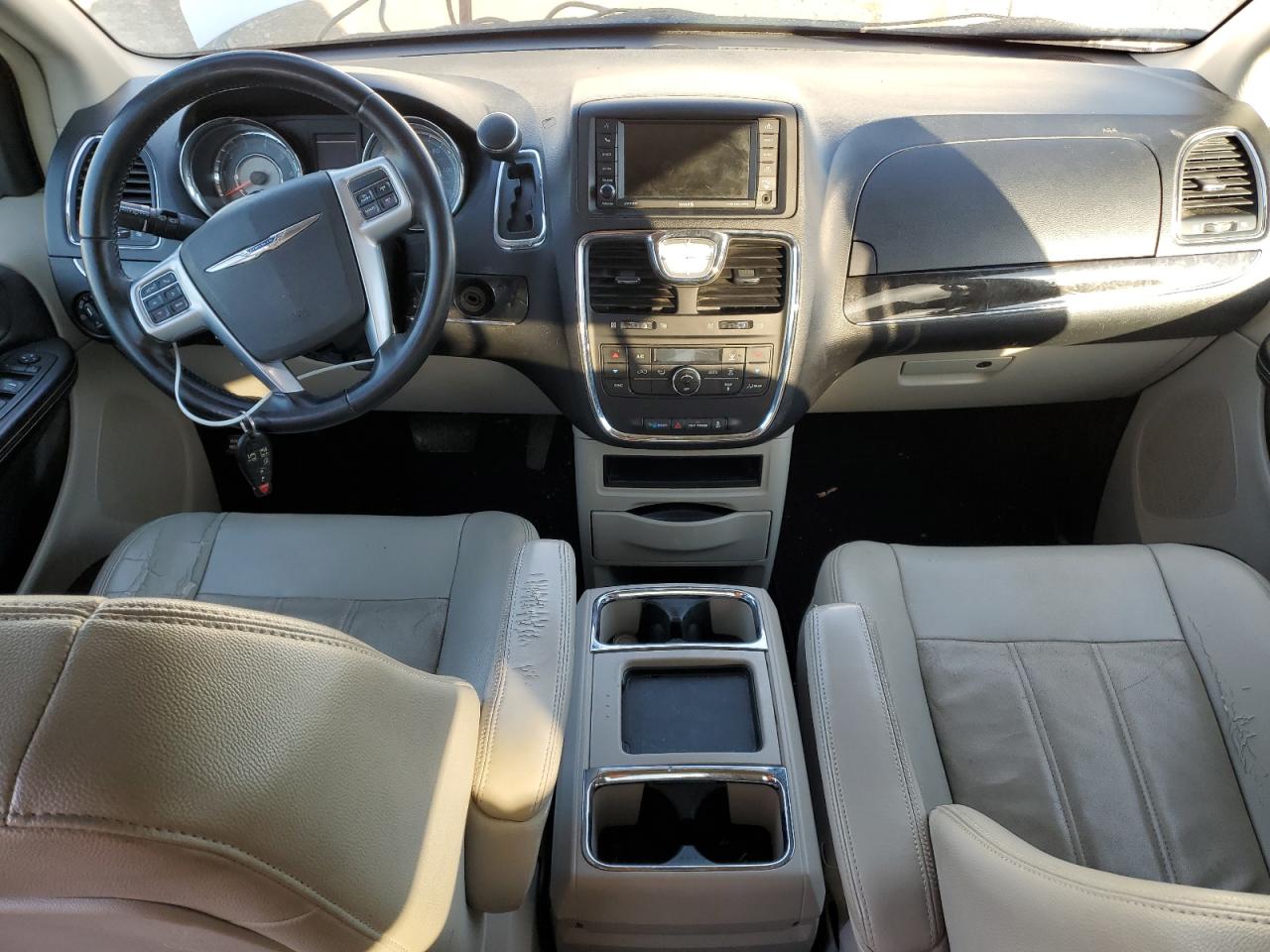 2013 Chrysler Town & Country - Image 8