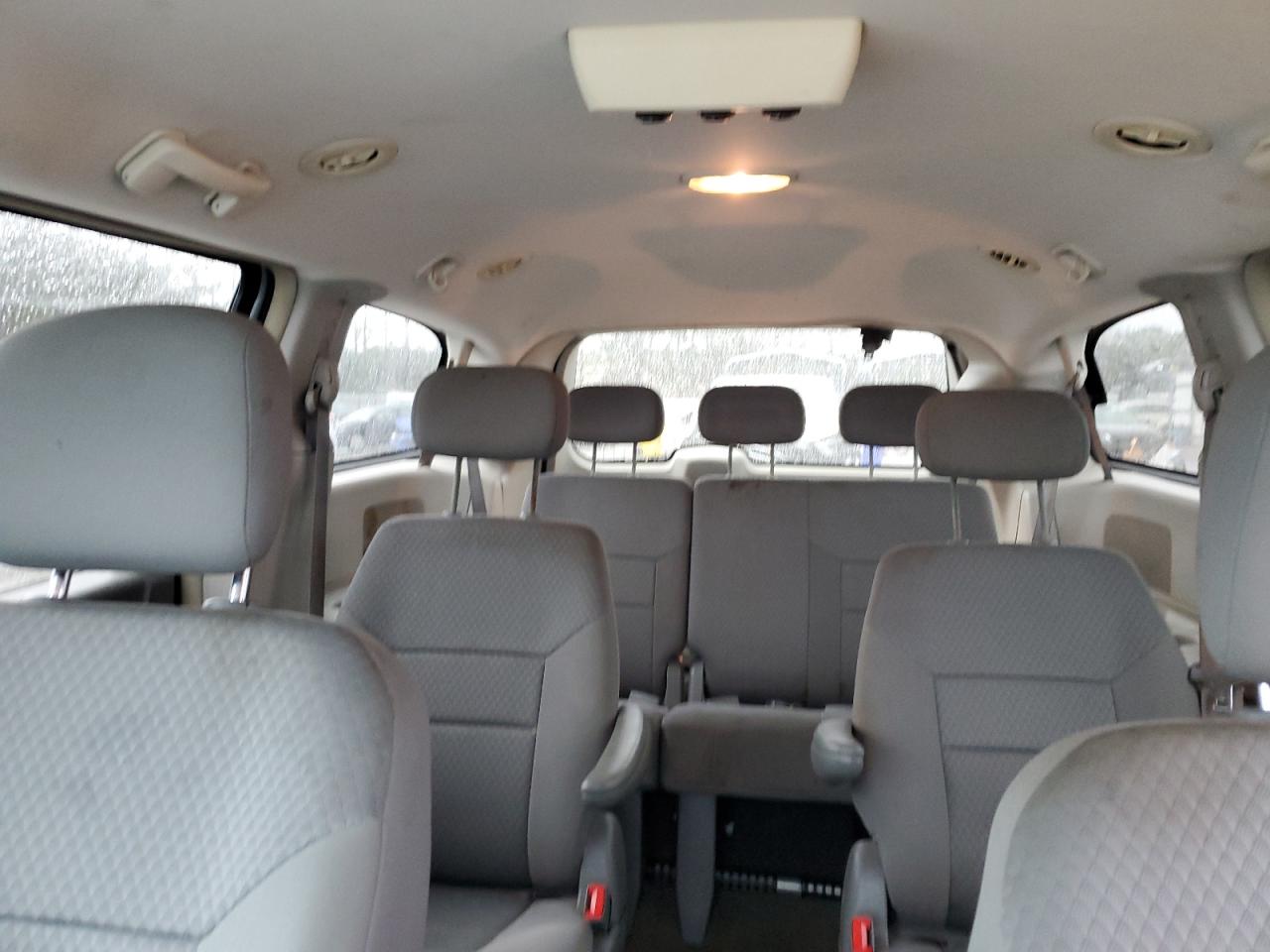 2010 Chrysler Town & Country - Image 10