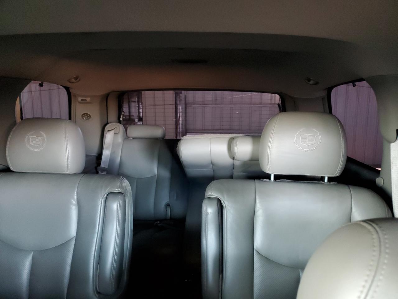 2005 Cadillac Escalade - Image 10