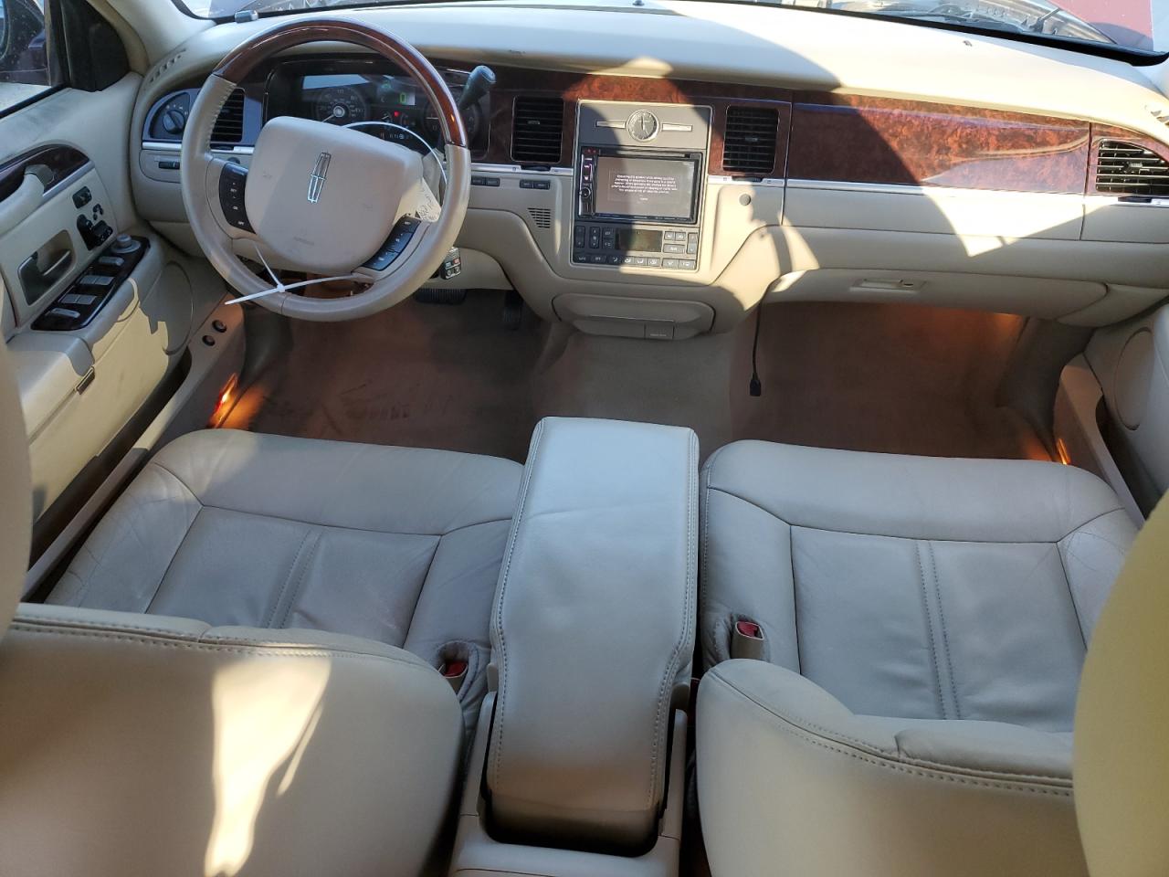 2011 Lincoln Town Car - Image 8