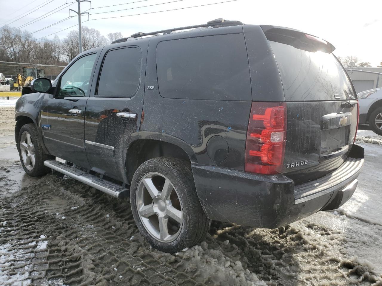 VIN 1GNSKCE08DR327042 2013 CHEVROLET TAHOE no.2