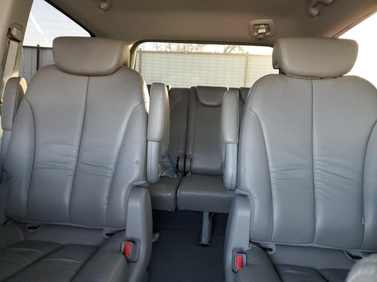 2010 Kia Sedona - Image 10