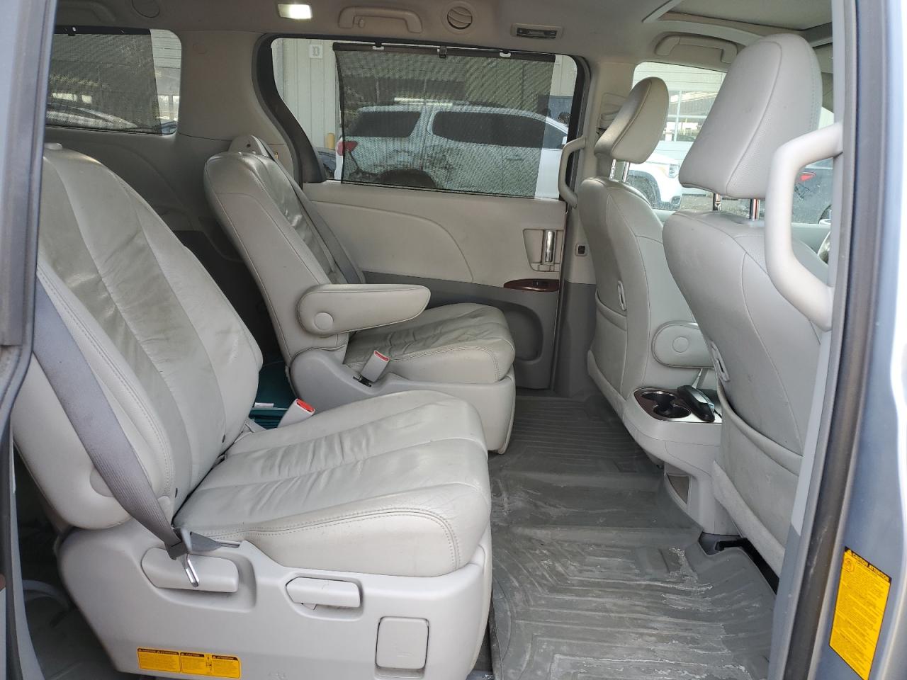 2012 Toyota Sienna - Image 11