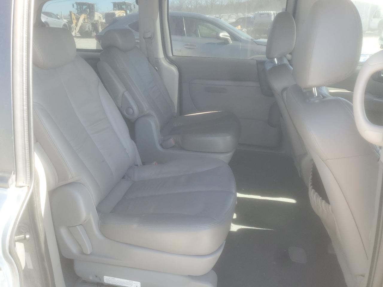 2008 Kia Sedona - Image 11