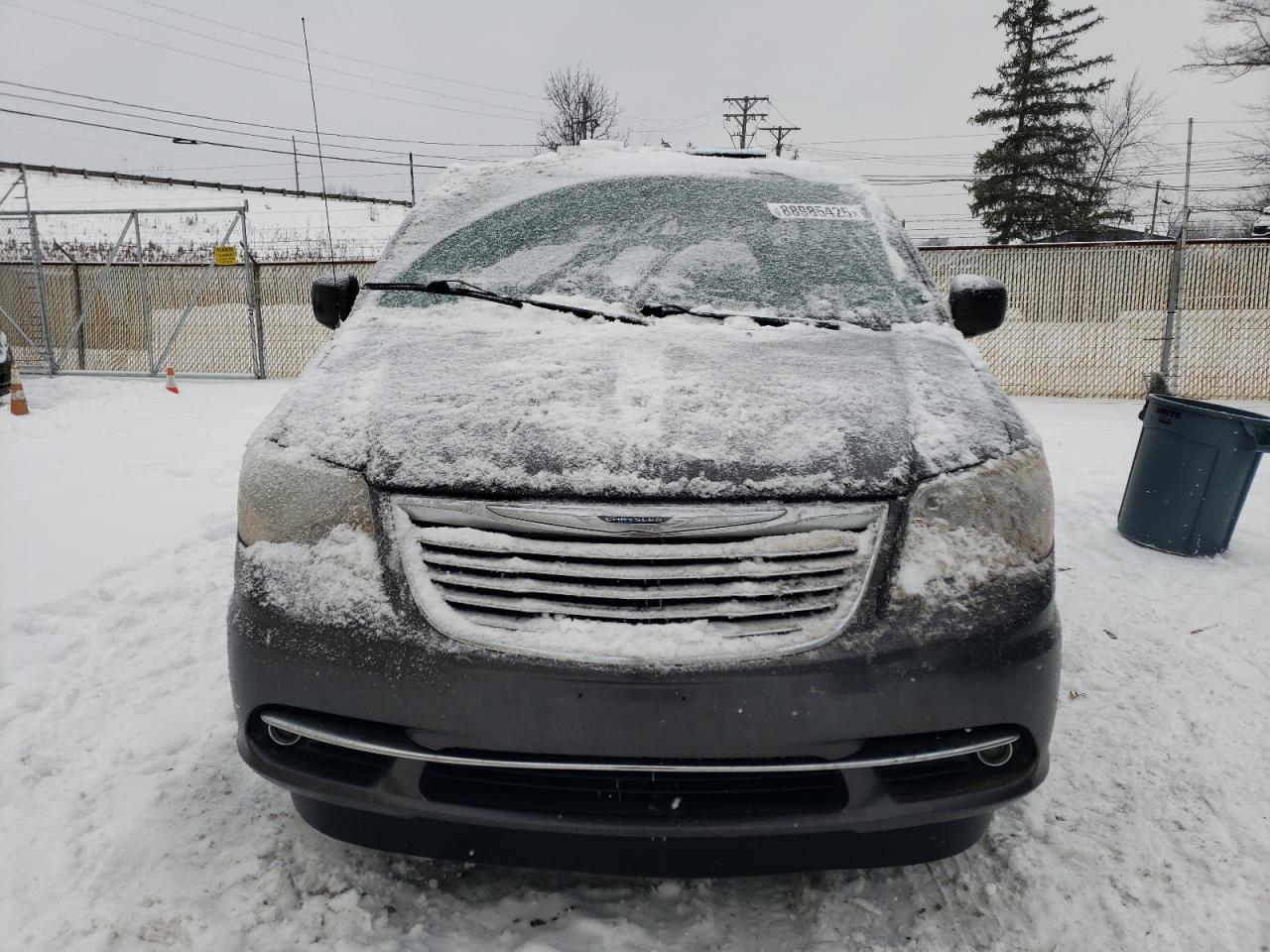 2016 Chrysler Town & Country - Image 5