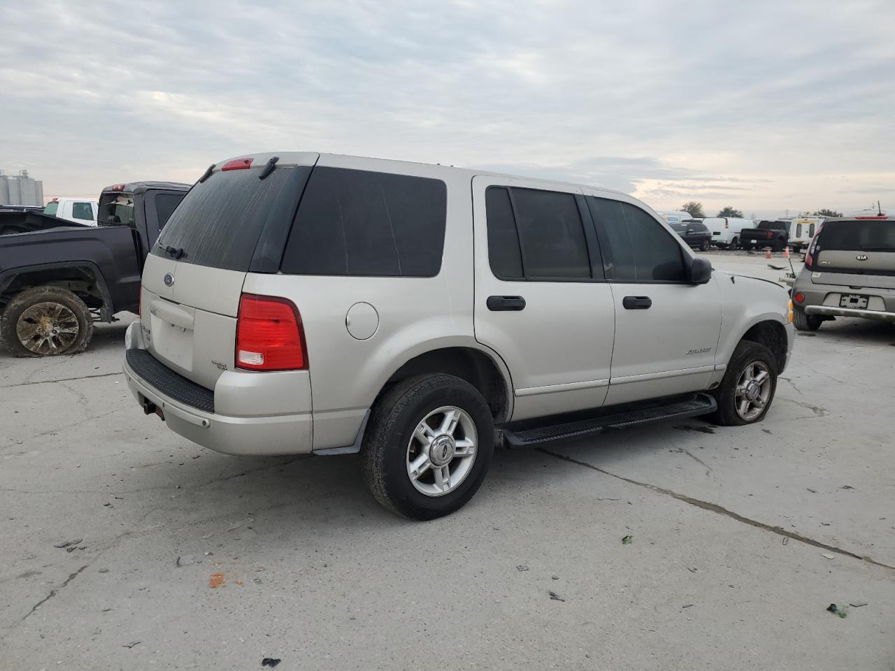2005 Ford Explorer - Image 3