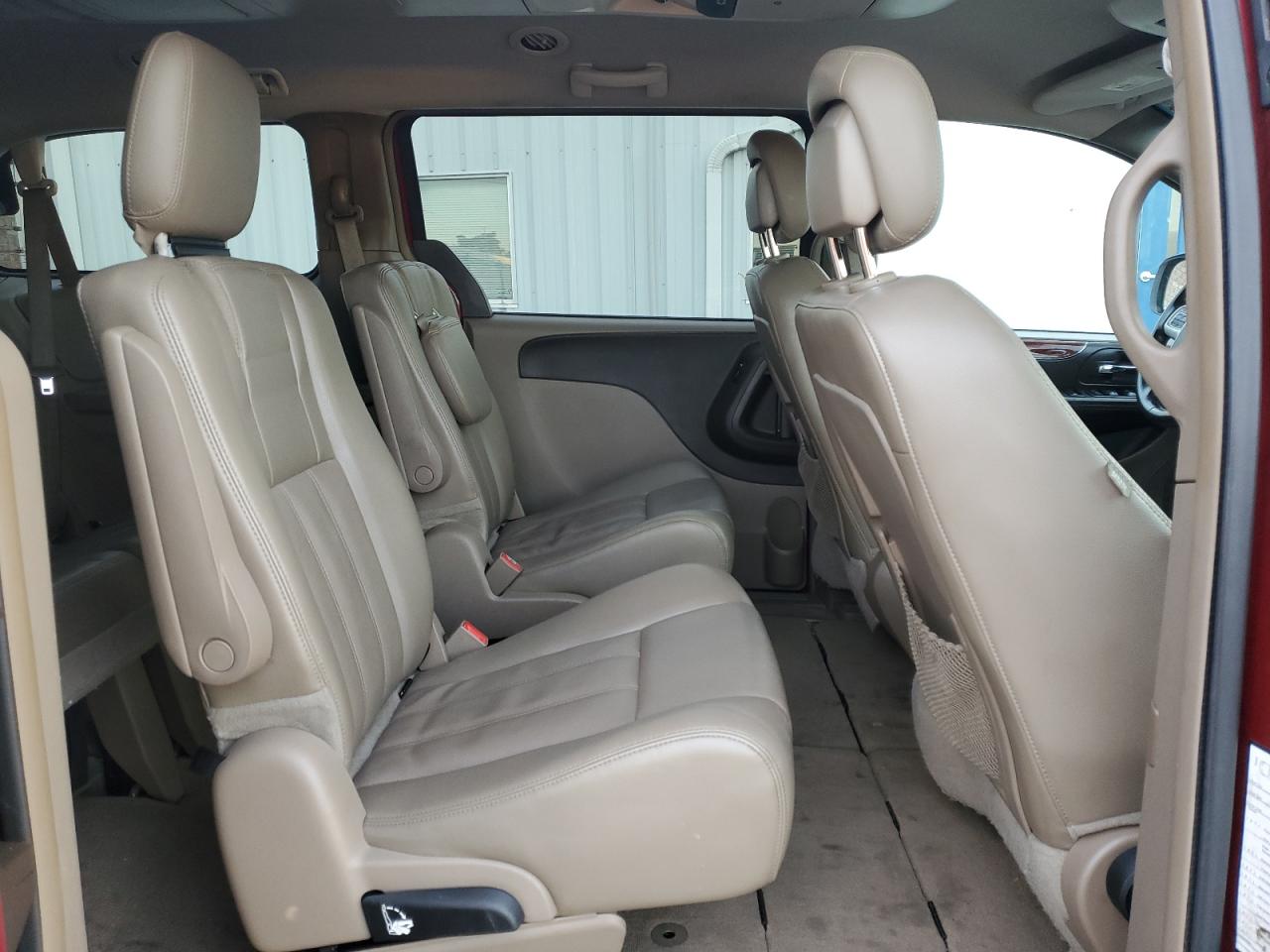 2014 Chrysler Town & Country - Image 11