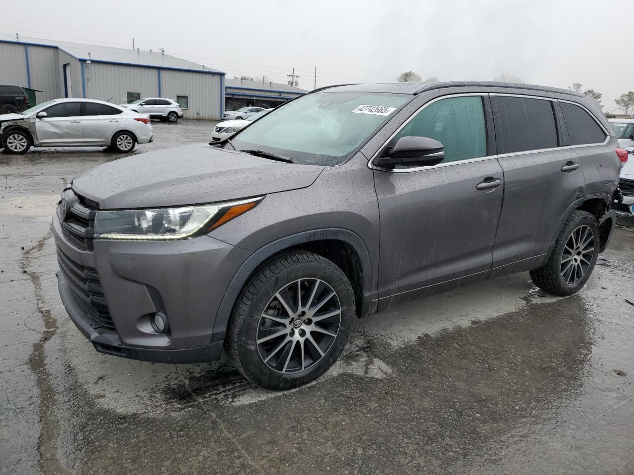 2017 Toyota Highlander - Image 1