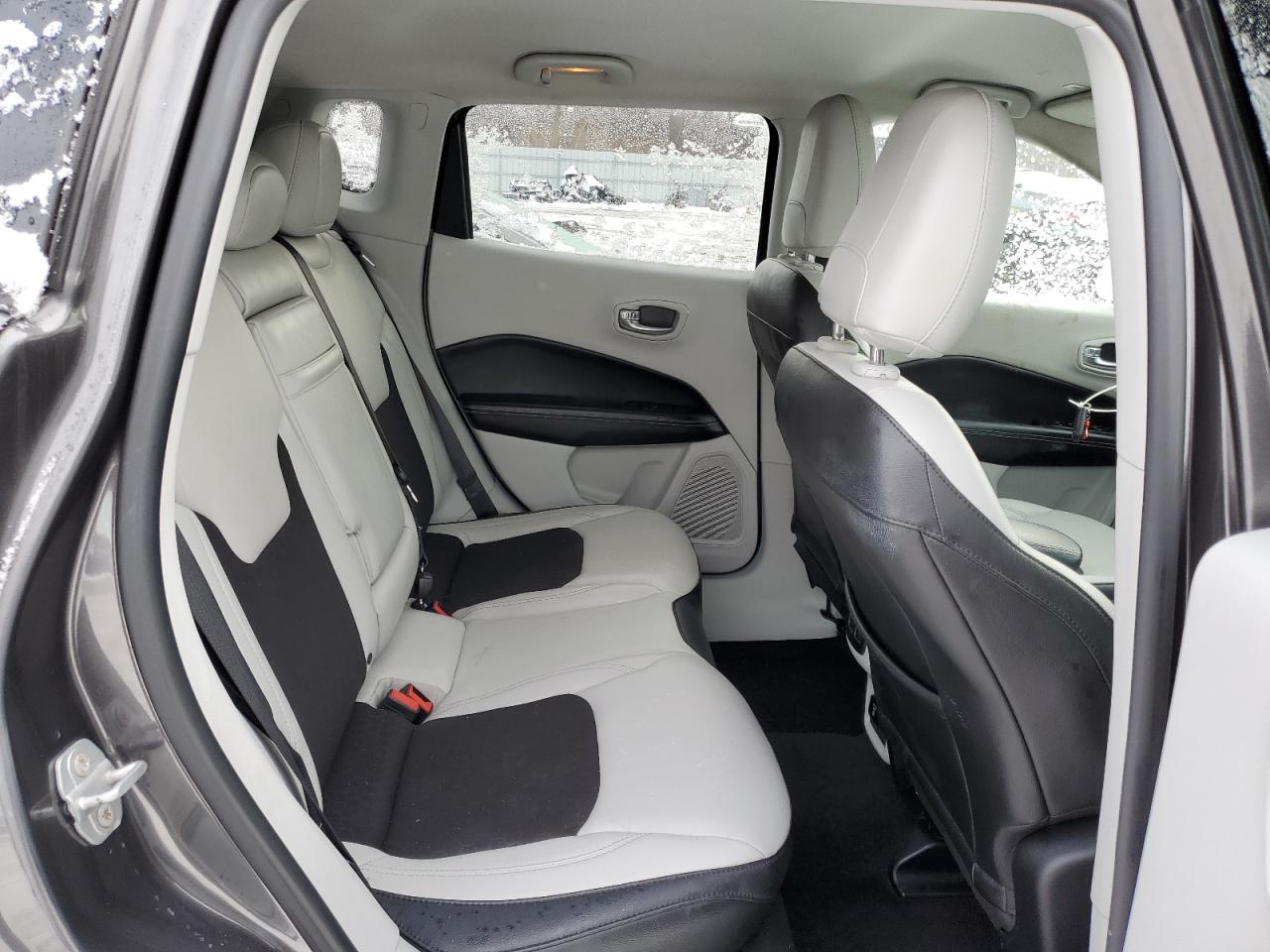 2018 Jeep Compass - Image 11