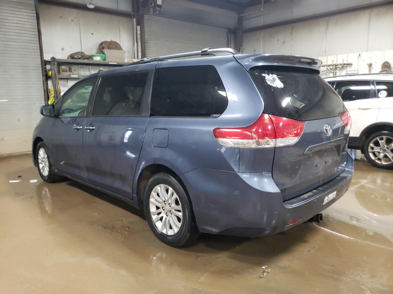2013 Toyota Sienna - Image 2