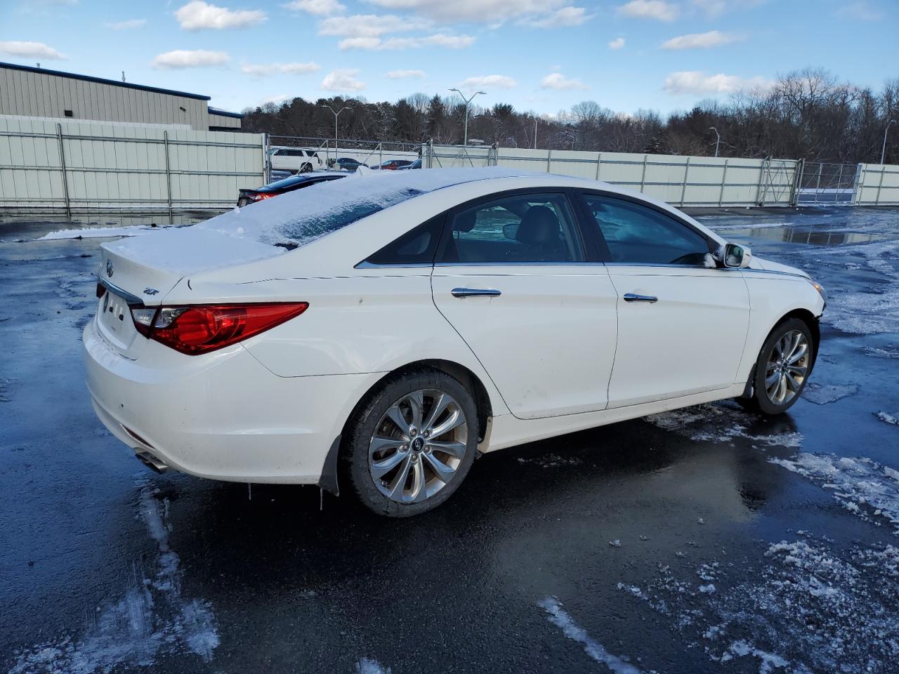 2011 Hyundai Sonata - Image 3
