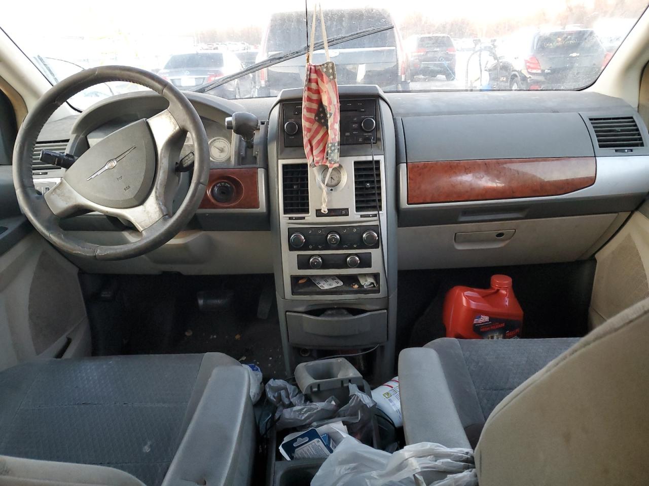 2009 Chrysler Town & Country - Image 8