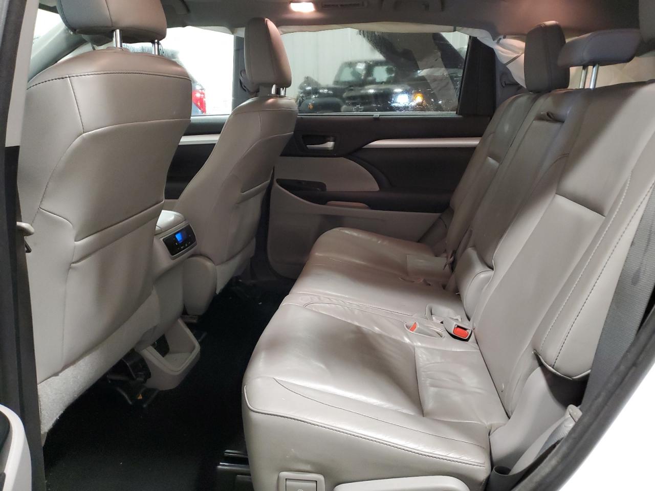 2015 Toyota Highlander - Image 11