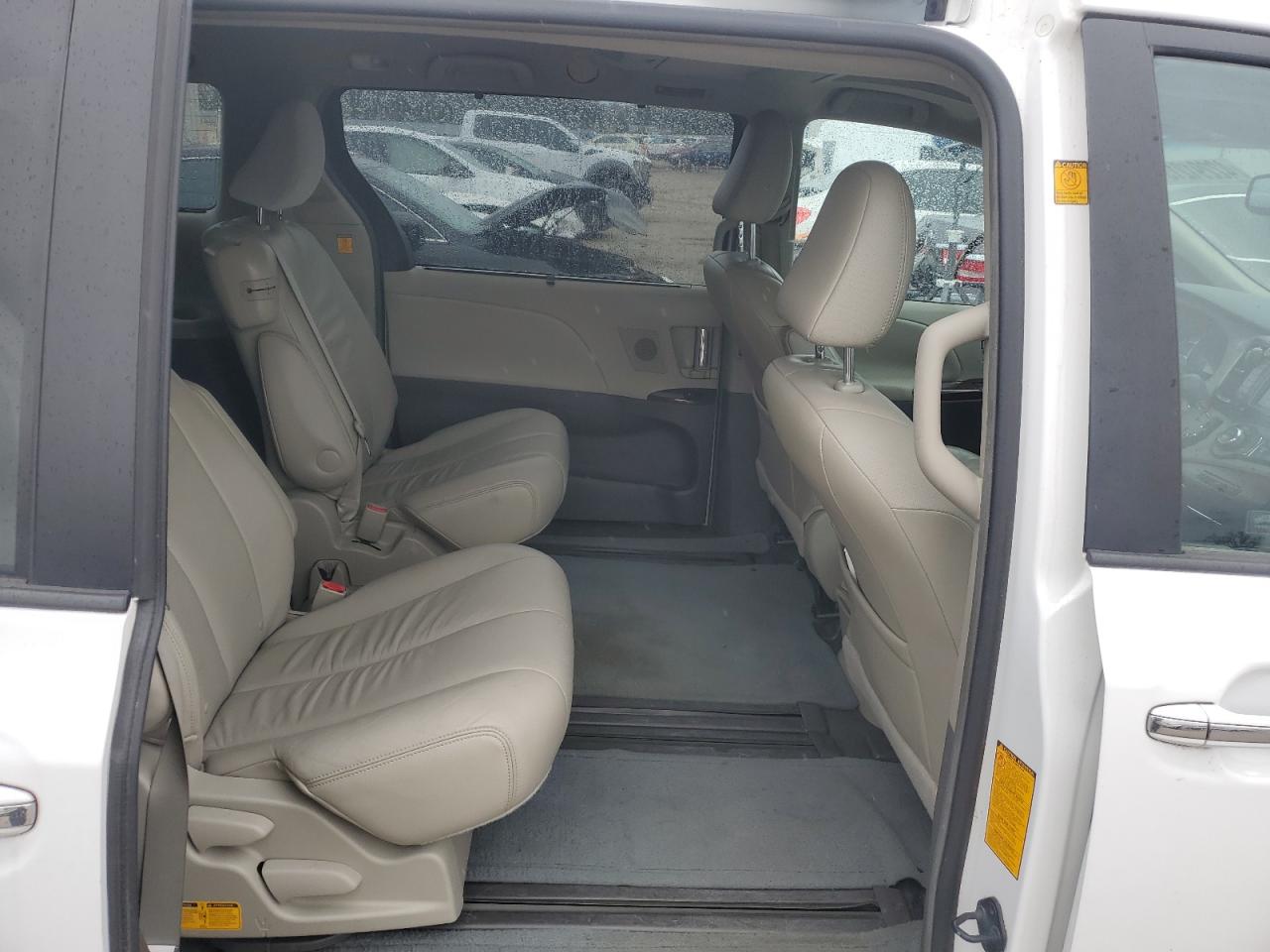 2011 Toyota Sienna - Image 11