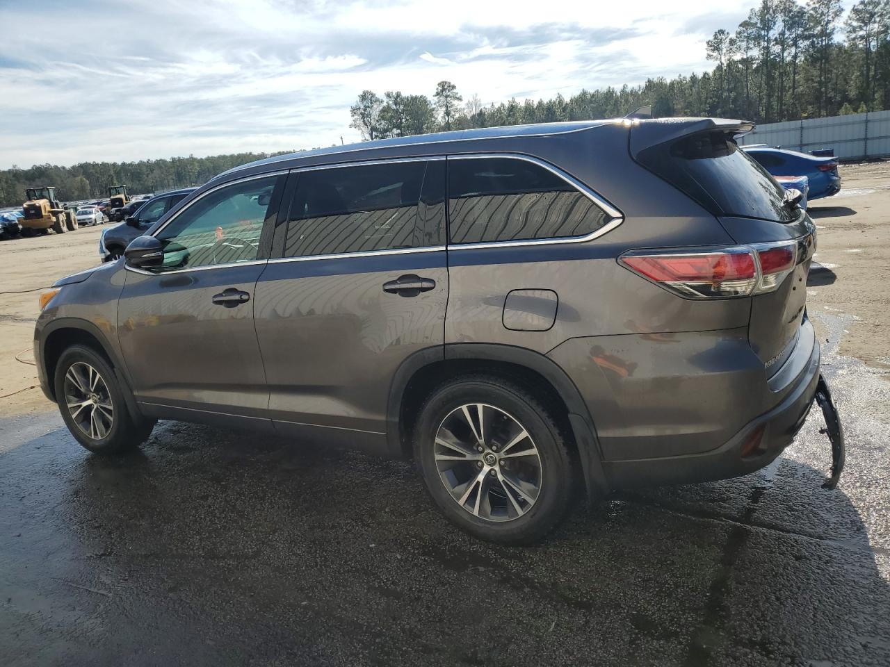 2016 Toyota Highlander - Image 2
