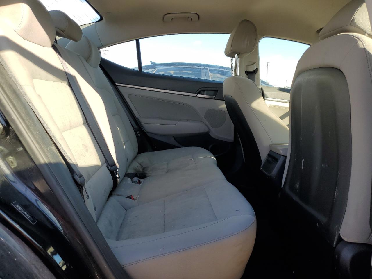 2017 Hyundai Elantra - Image 10