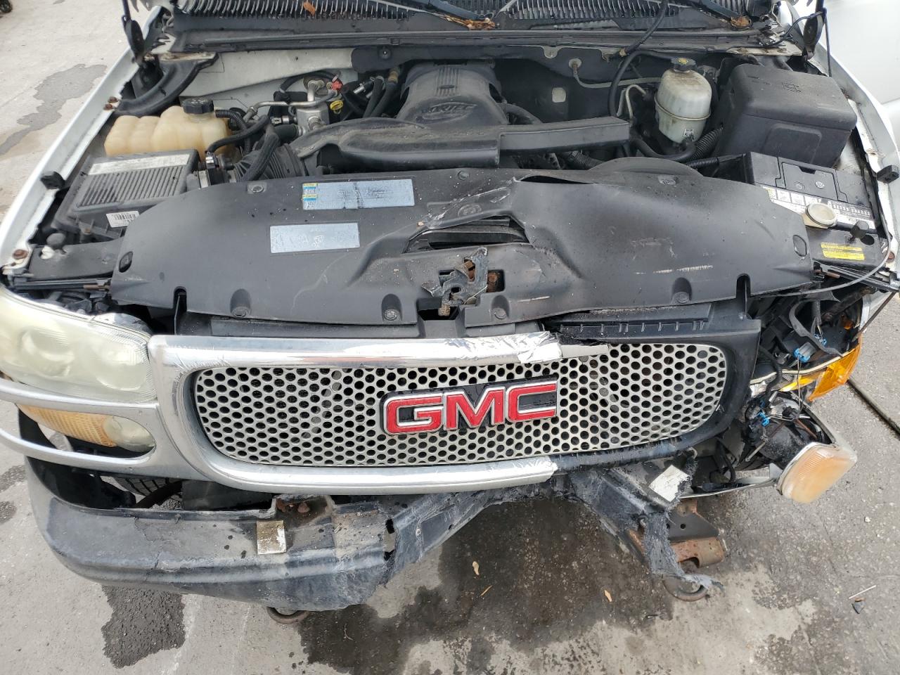 2004 GMC Yukon - Image 12