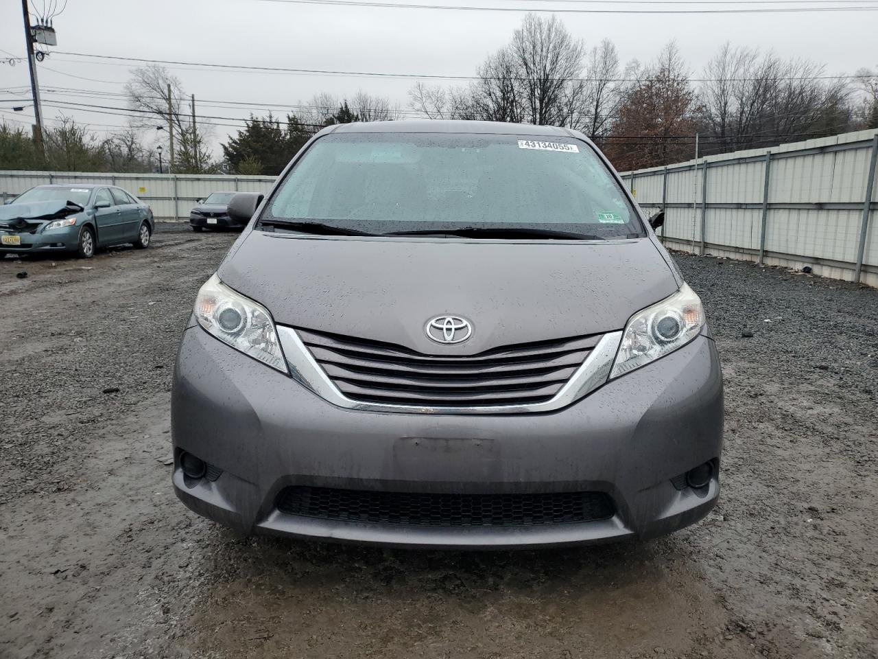 2017 Toyota Sienna - Image 5