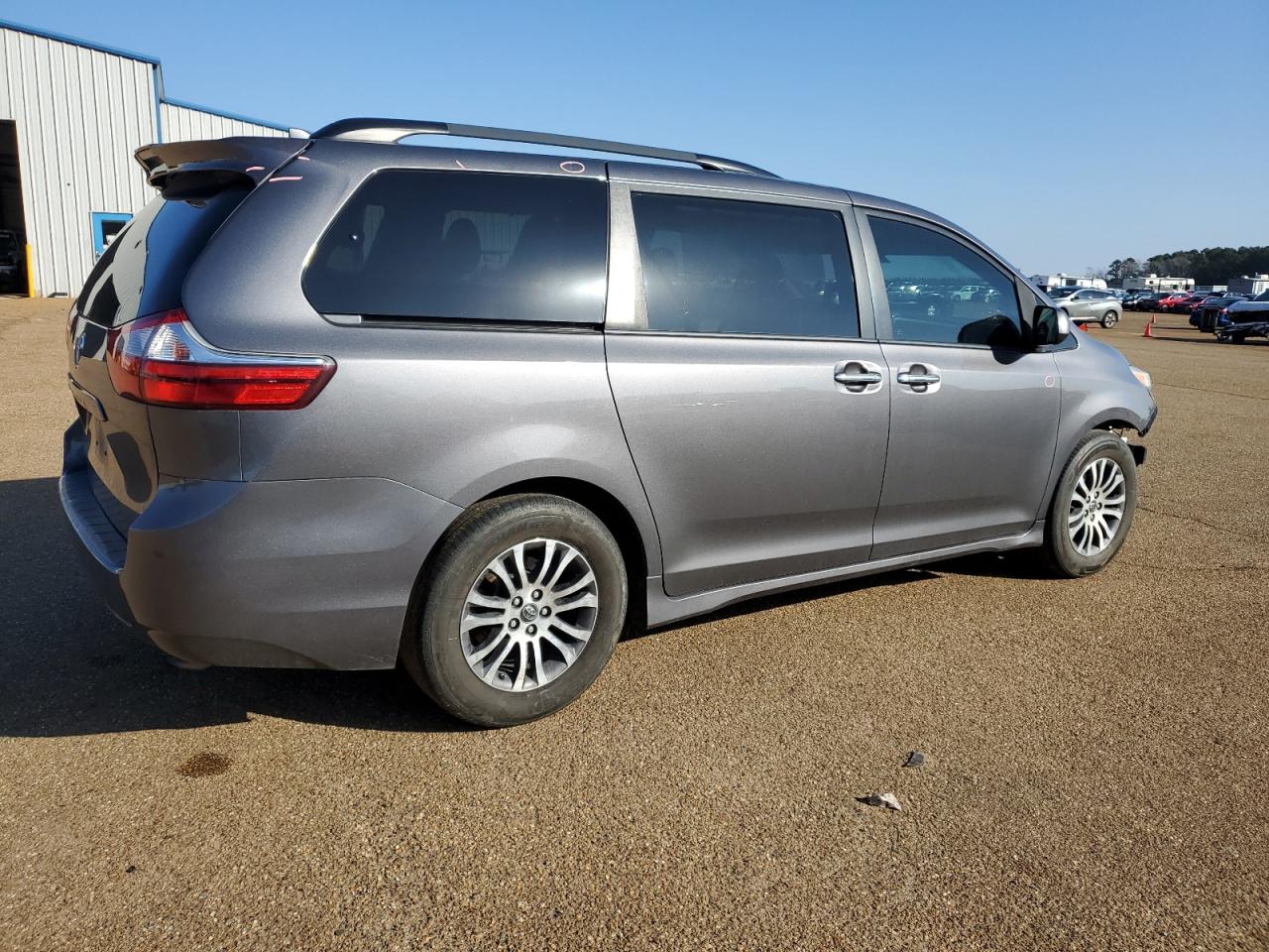 2018 Toyota Sienna - Image 3