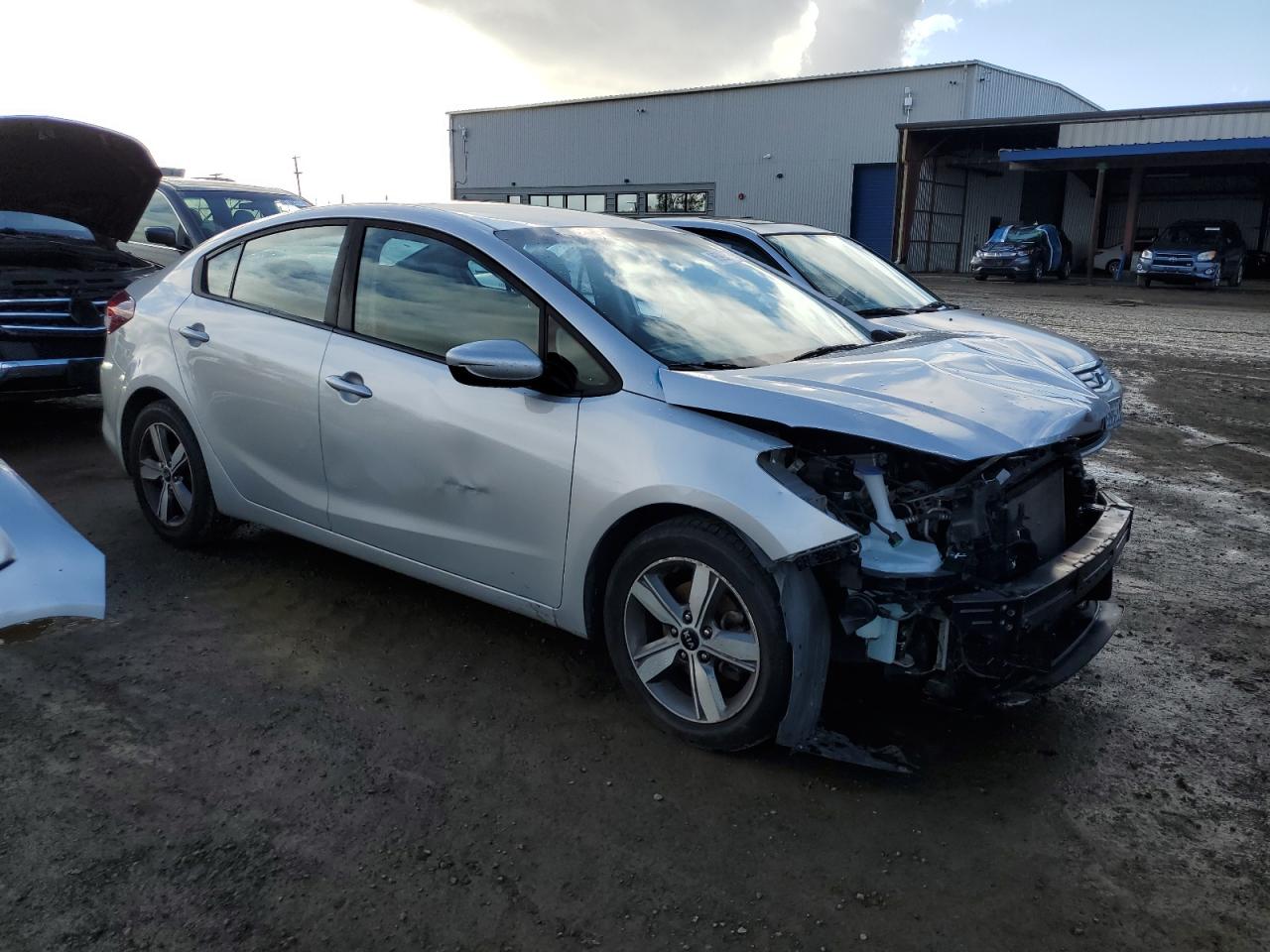 VIN 3KPFL4A7XJE167205 2018 KIA FORTE no.4