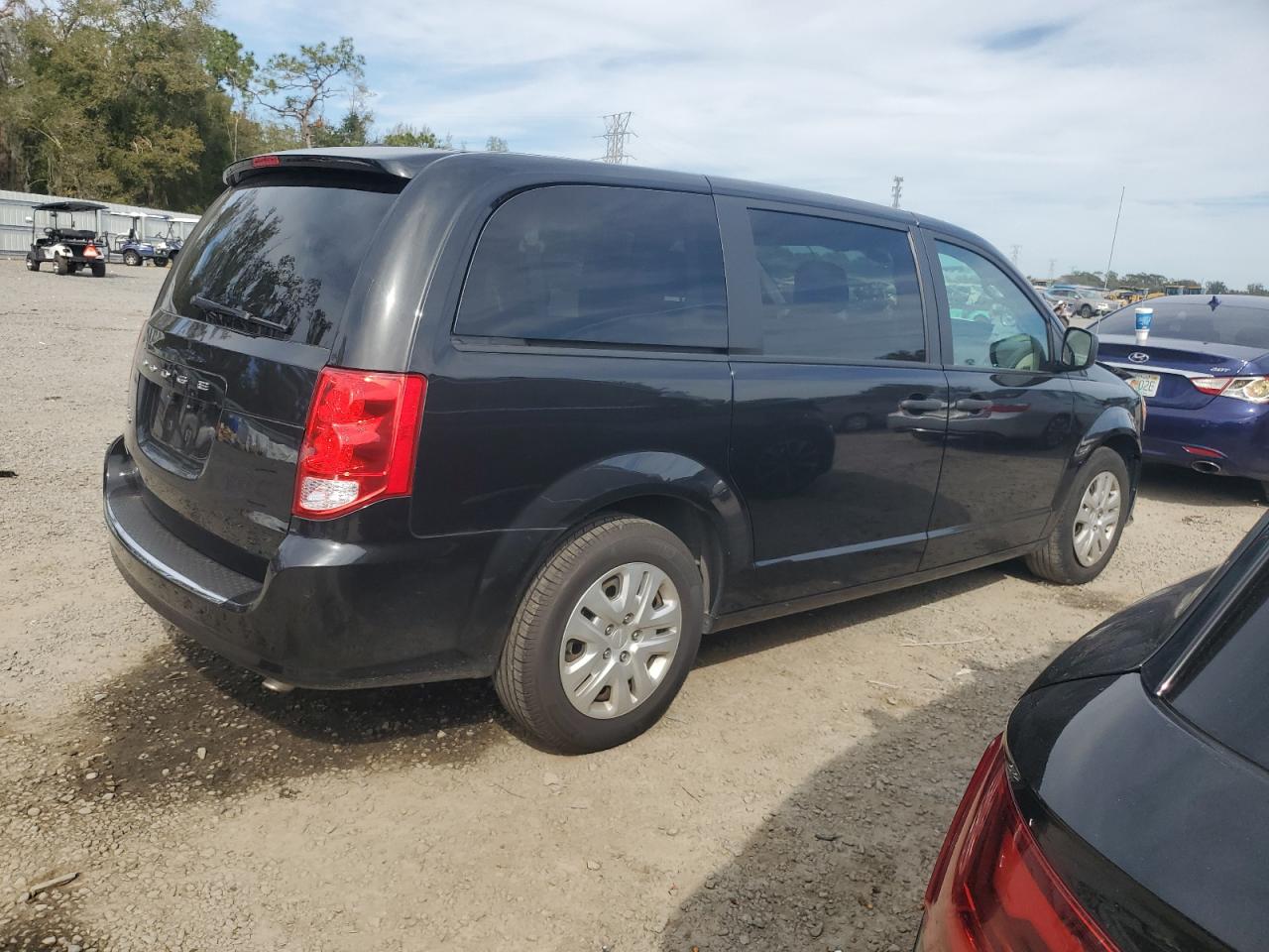 2019 Dodge Caravan - Image 3