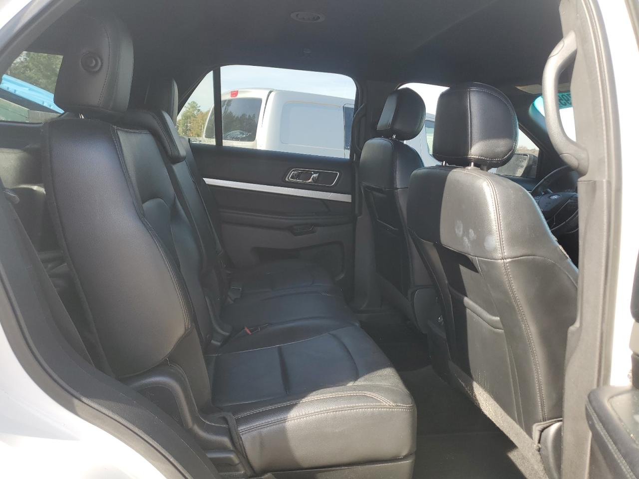 2016 Ford Explorer - Image 11
