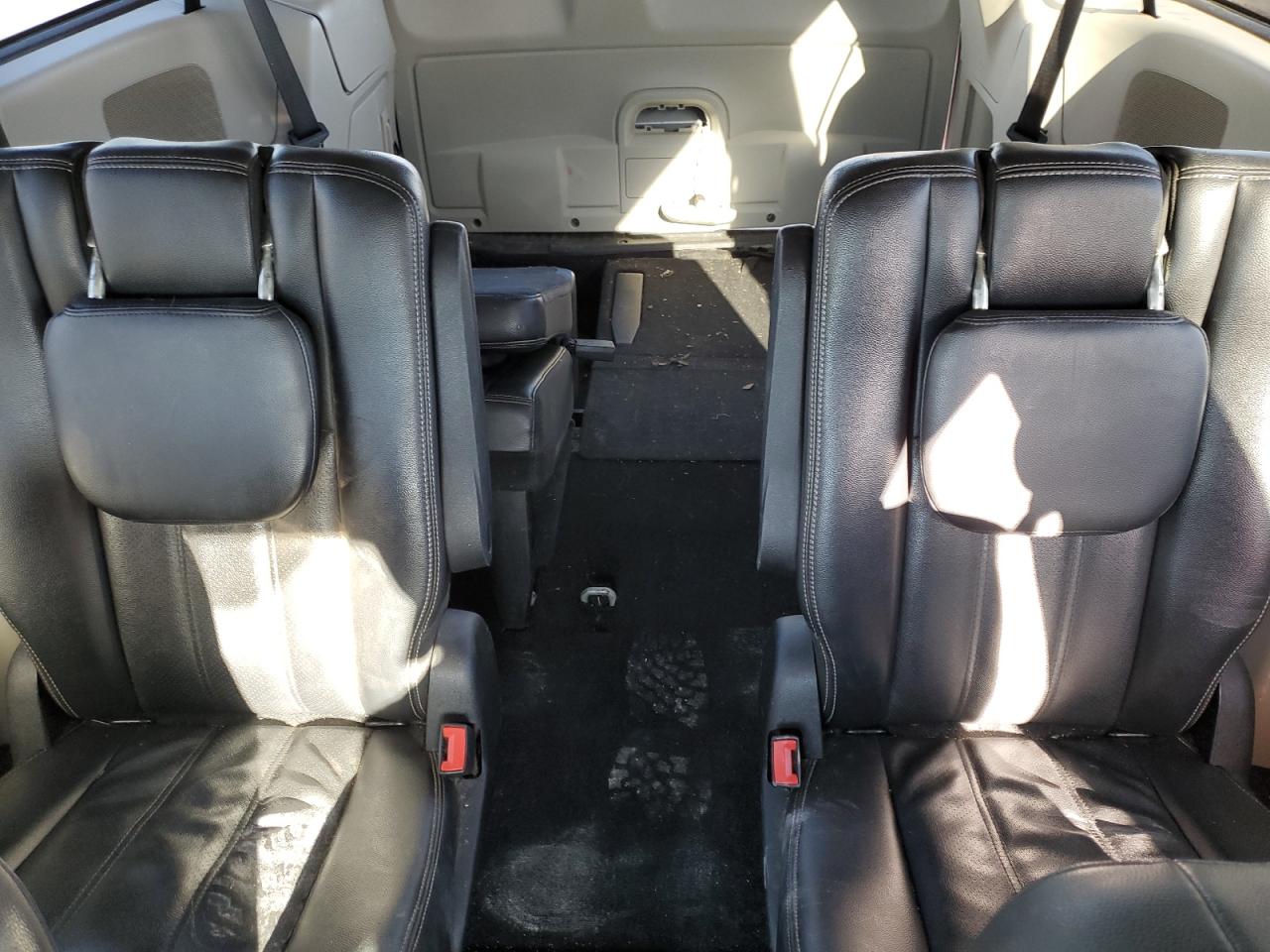 2012 Chrysler Town & Country - Image 10