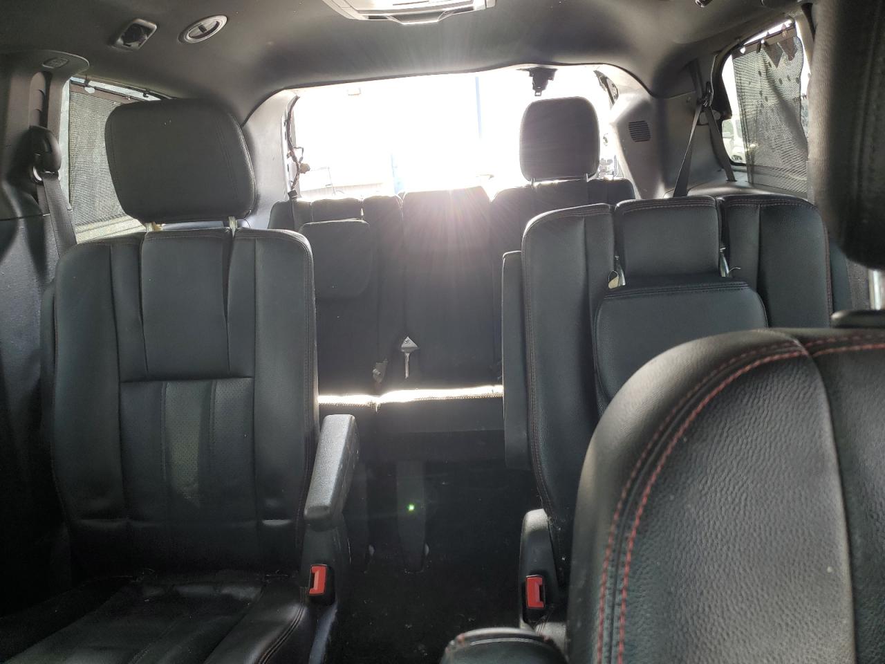 2017 Dodge Caravan - Image 10