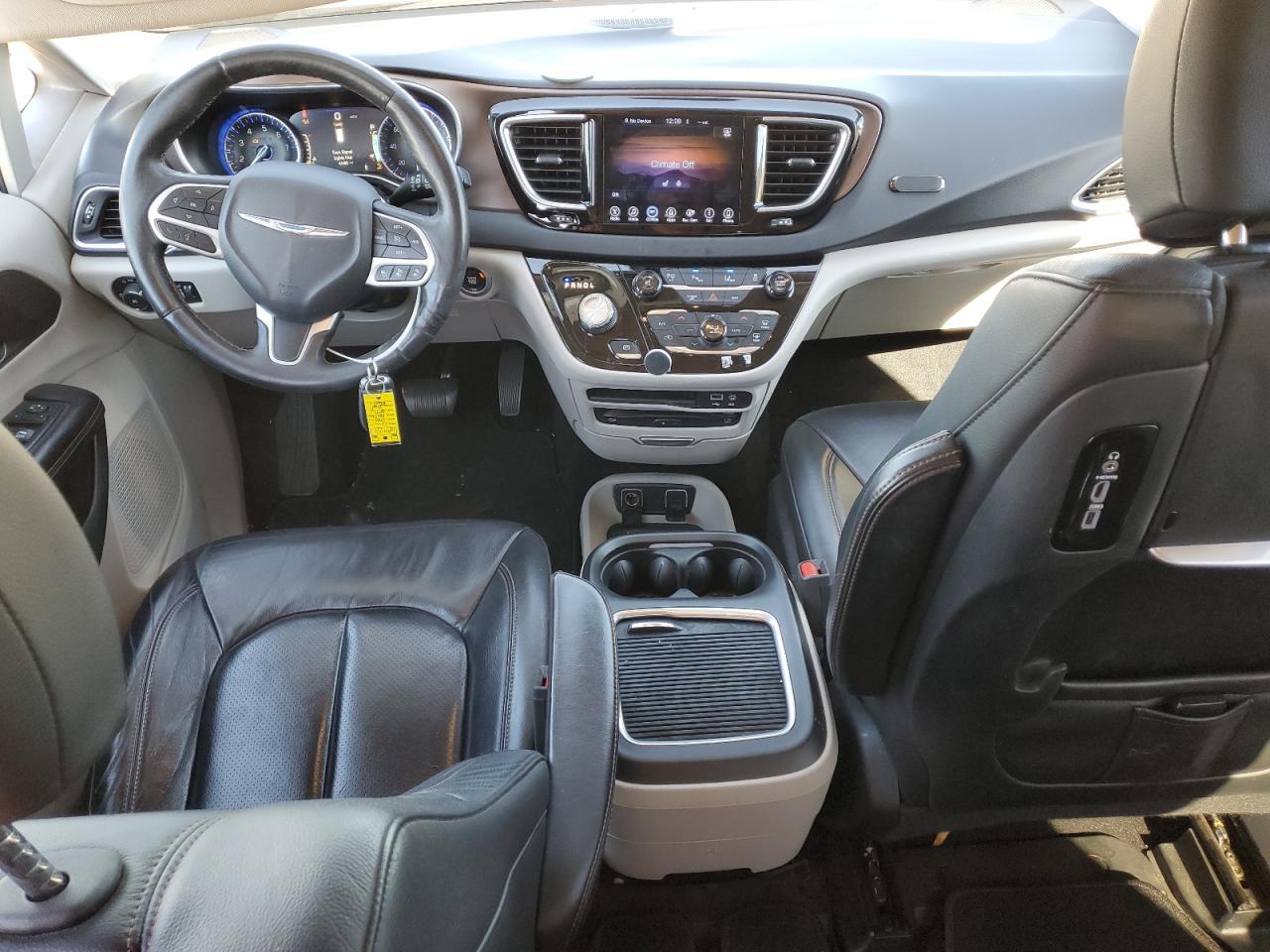 2017 Chrysler Pacifica - Image 8