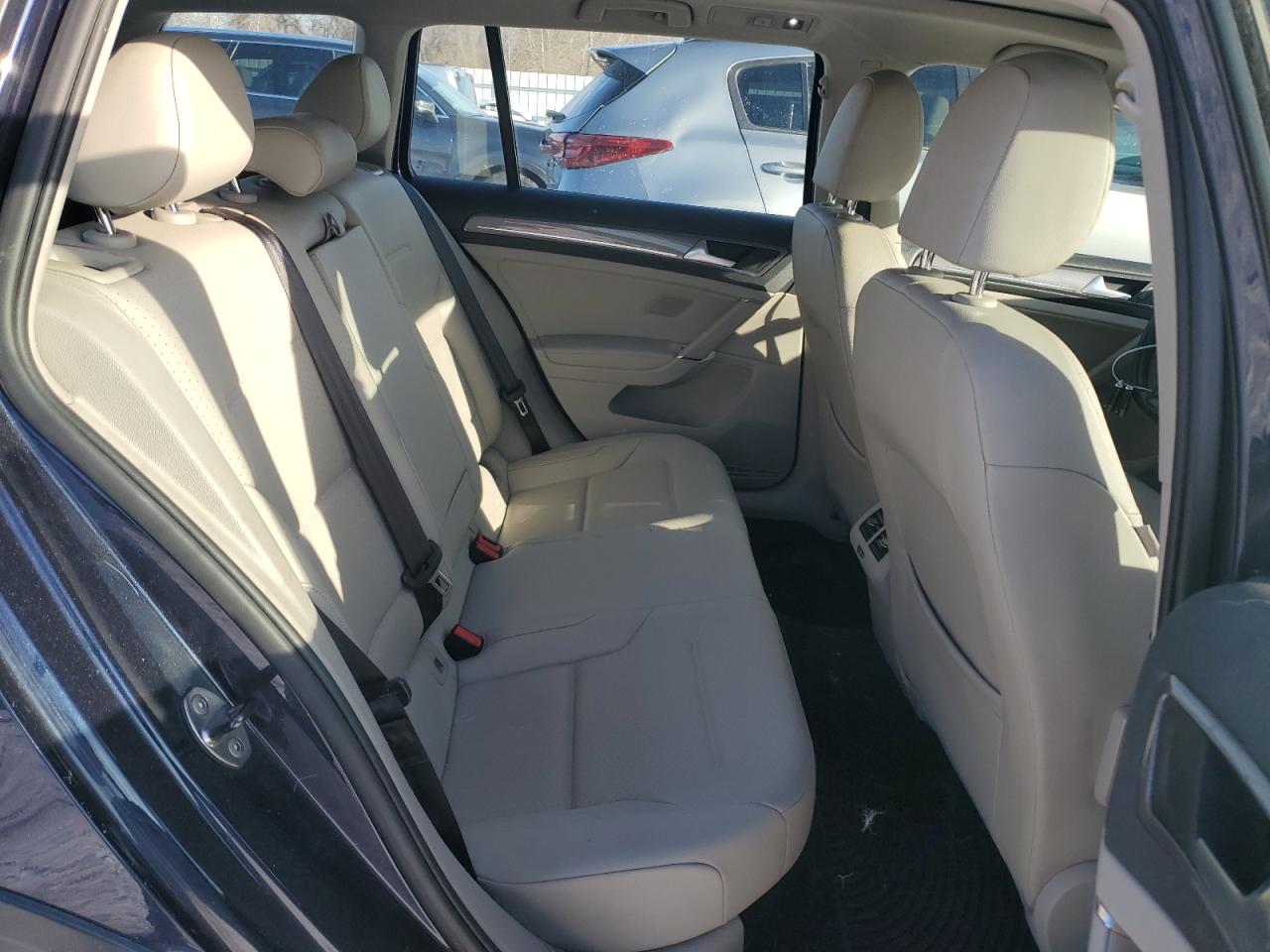 2017 Volkswagen Golf - Image 10