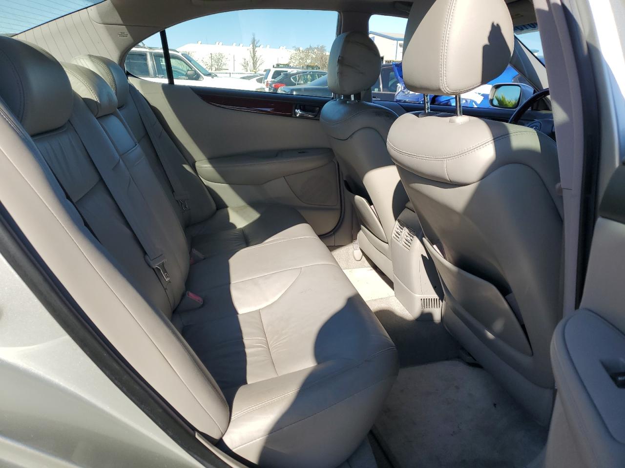 2004 Lexus ES - Image 10